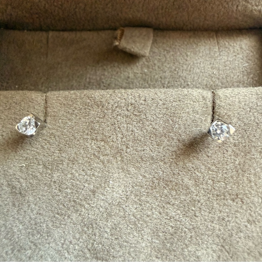 Elegant 14K Diamond studs earrings 😍